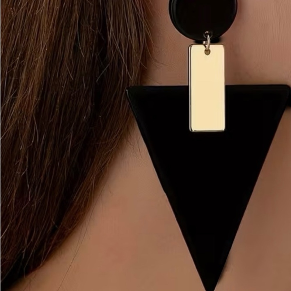 Elegant Black and Gold Geometric Earrings